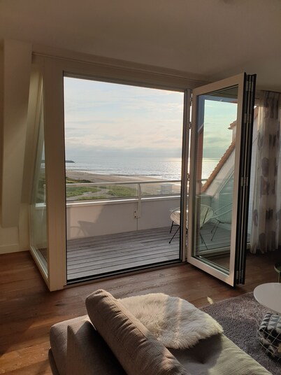 Penthouse "Windkracht 10 " at the beach of Cadzand with indoor pool!