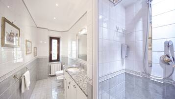 Dusche, Whirlpool, Haartrockner, Bidet