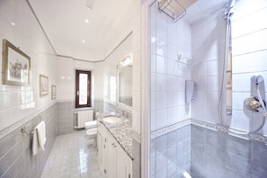 Doccia, vasca idromassaggio, asciugacapelli, bidet