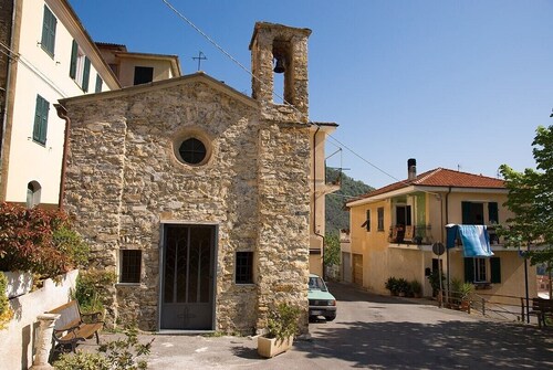 Small house with swimming pool in countryside 15 km from the sea