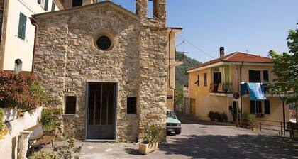 Small house with swimming pool in countryside 15 km from the sea