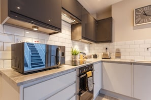 Kühlschrank, Mikrowelle, Ofen, Herdplatte