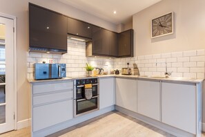 Réfrigérateur, four à micro-ondes, un four, surface de cuisson