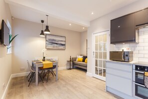 冰箱、微波炉、烤箱、炉灶