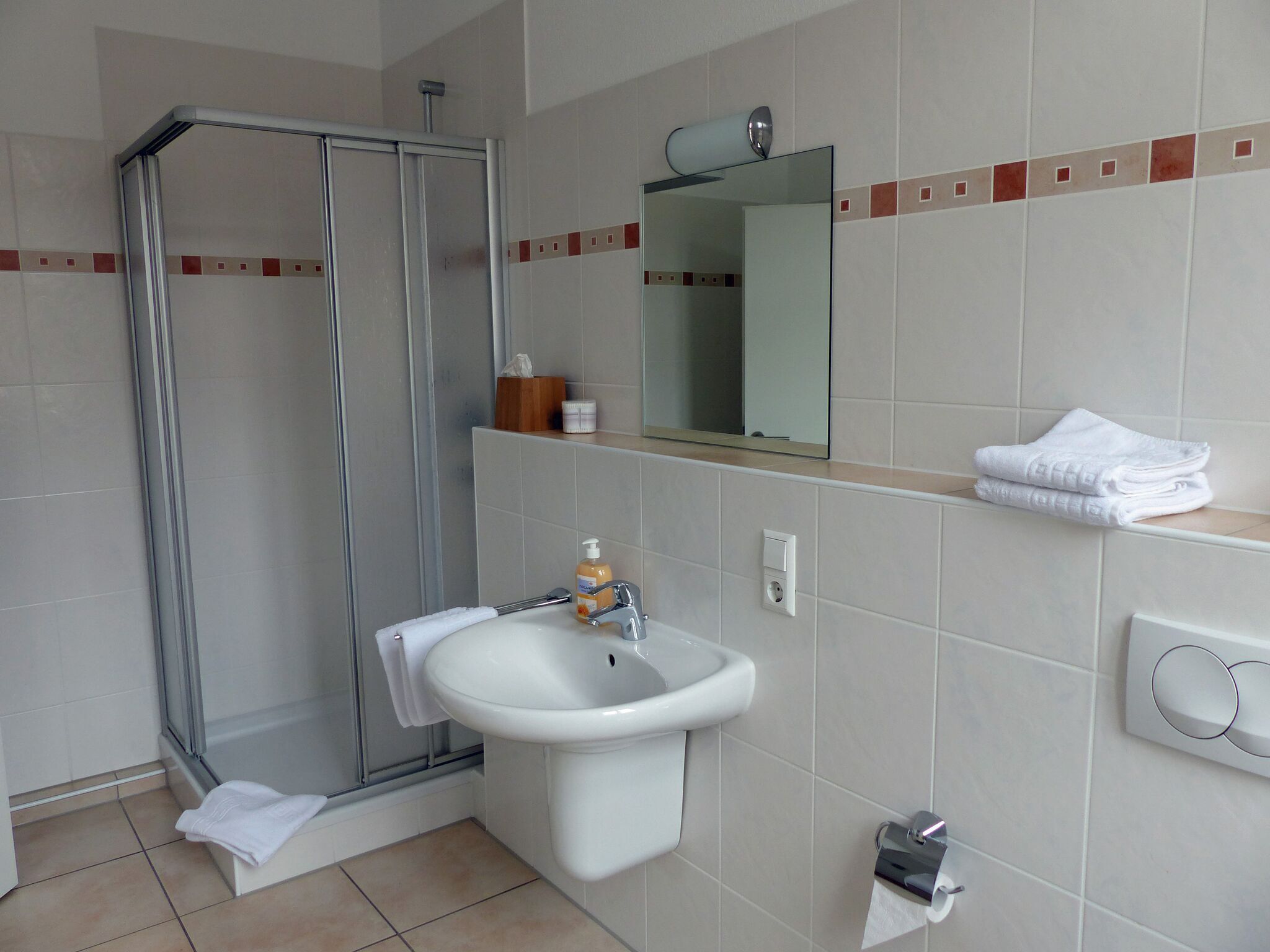 Dusche, Haartrockner, Handtücher, Seife