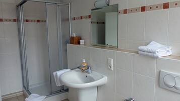 Dusche, Haartrockner, Handtücher, Seife