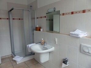 Shower, hair dryer, towels, soap - Living HAARDTER WINZER (1) renovated and lovingly decorated (Neustadt an der Weinstraße)