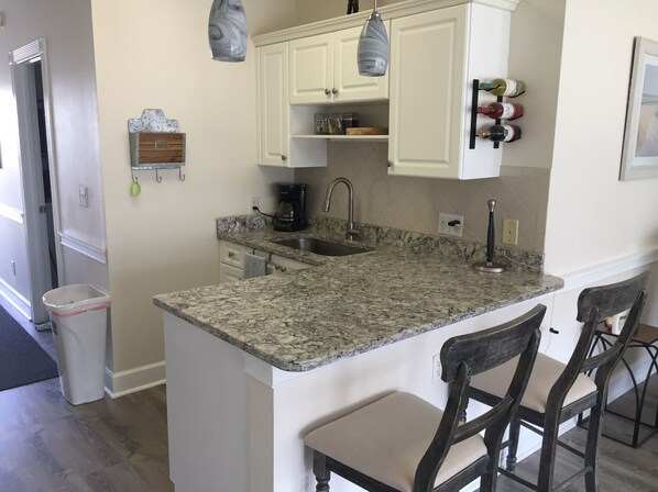 Fridge, microwave, oven, stovetop - Minutes to golf course and beach (Myrtle Beach)