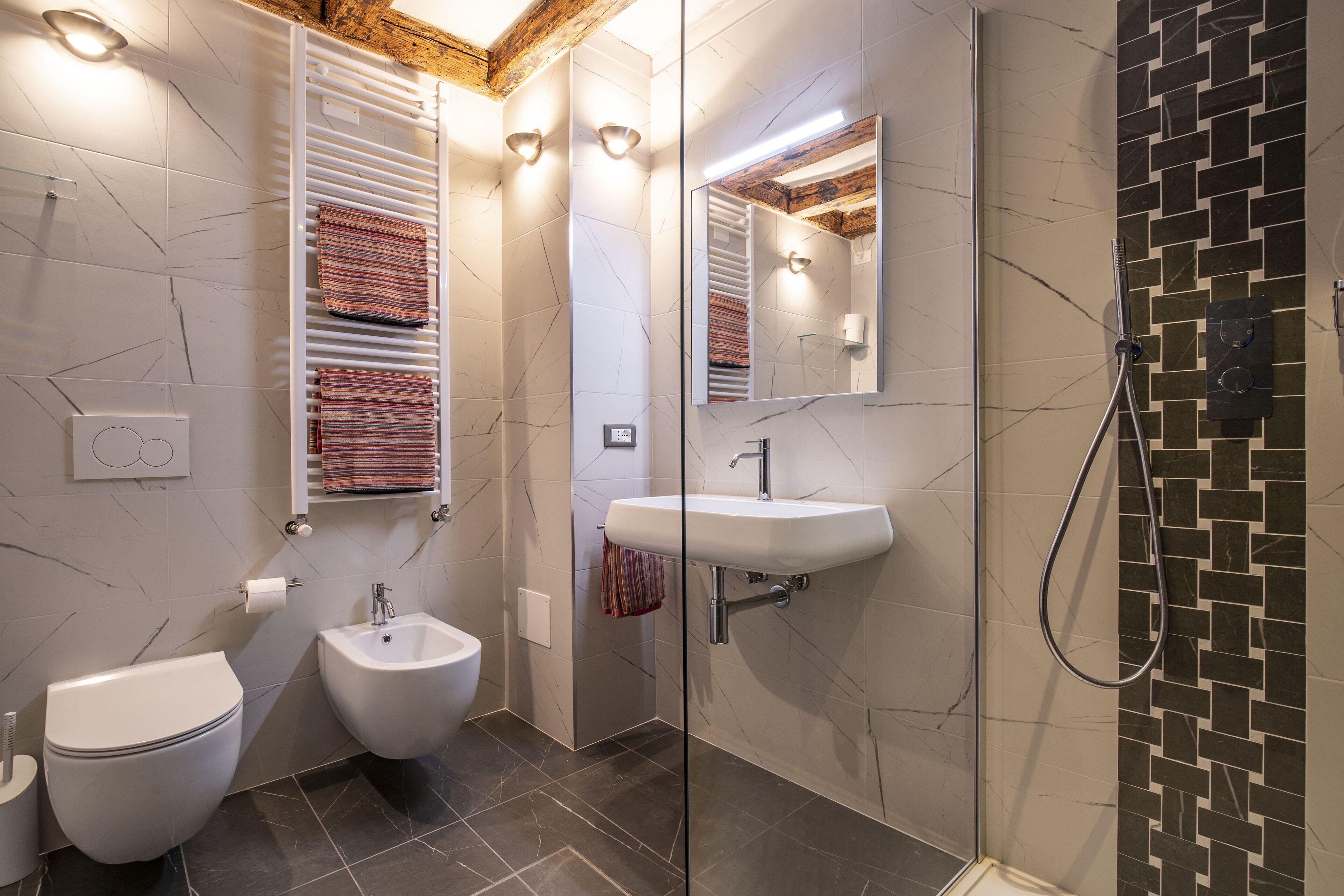 Doccia, asciugacapelli, bidet, asciugamani