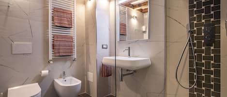 Dusche, Haartrockner, Bidet, Handtücher