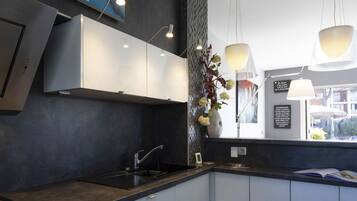 KĂŒhlschrank, Mikrowelle, Ofen, Herdplatte