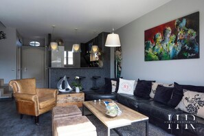 Smart TV, reproductor de DVD, libros y estéreo