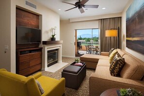 平板电视、壁炉、DVD 播放器