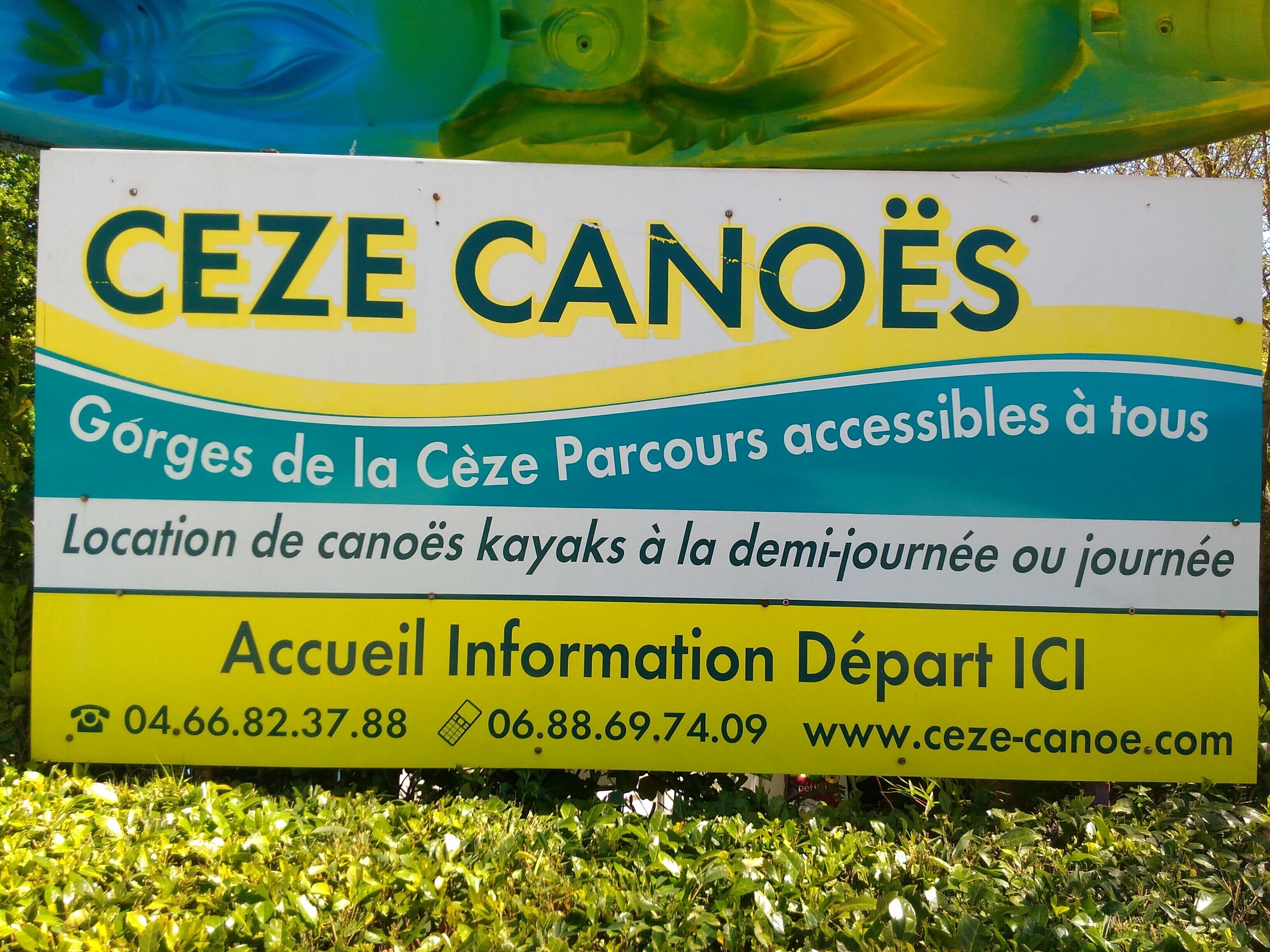 Señalización para CIZE CANOEES, que indica lugares de alquiler de kayaks e información de contacto.