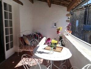 Terrace/patio - L'intemporel Petit Gîte (Saint-Andre-de-Roquepertuis)