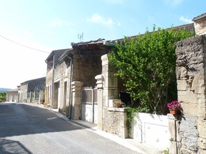 Front of property - L'intemporel Petit Gîte (Saint-Andre-de-Roquepertuis)