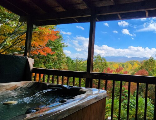 McKenzie Cabin: A Cozy Romantic Updated Retreat with Mountain Views and Hot Tub