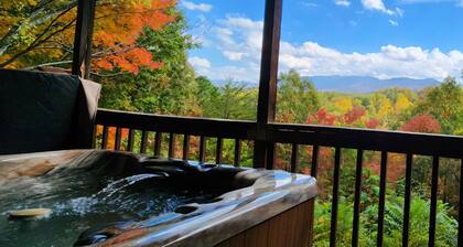 McKenzie Cabin: A Cozy Romantic Updated Retreat with Mountain Views and Hot Tub