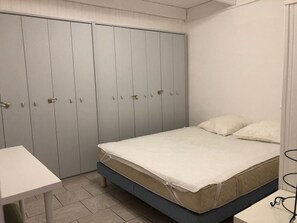 5 bedrooms, desk, free WiFi
