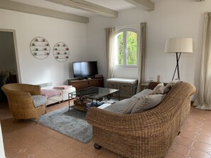 TV, DVD player - BEAUTIFUL HOUSE FOR RENT FOR YOUR HOLIDAYS  (Rayol-Canadel-Sur-Mer)