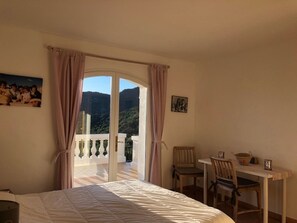 5 bedrooms, desk, free WiFi