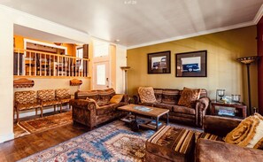 Smart TV, chimenea y libros