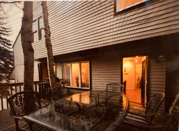 Outdoor dining - Location, location, location convenient and cozy with great views of park city. (Park City)