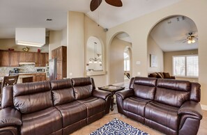 TV a schermo piatto, caminetto, lettore DVD, tavolo da calcetto