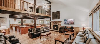The Glacier Lodge - Perfect for Large Groups!