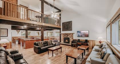 The Glacier Lodge - Perfect for Large Groups!