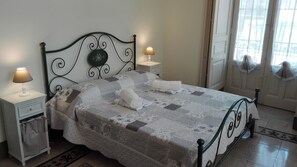 4 chambres, bureau, chambres insonorisées, fer et planche à repasser