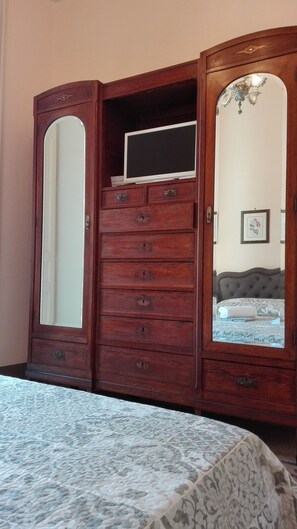 4 bedrooms, desk, soundproofing, iron/ironing board