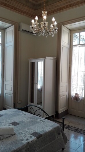 4 Schlafzimmer, Schreibtisch, schallisolierte Zimmer