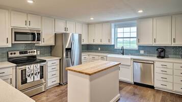 Fridge, microwave, stovetop, dishwasher