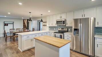 Fridge, microwave, stovetop, dishwasher