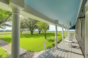 Terrace/patio - Fire Pit, Pickleball, Pool! Schulenburg Farmhouse (Schulenburg)