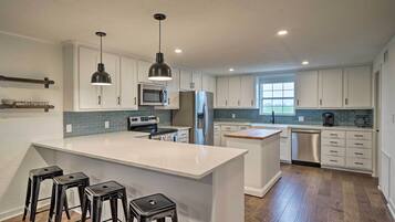 Fridge, microwave, stovetop, dishwasher