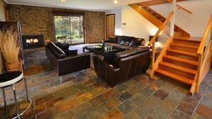 Living area - Wings Barossa Bird & Bush Retreat (Mount Crawford)