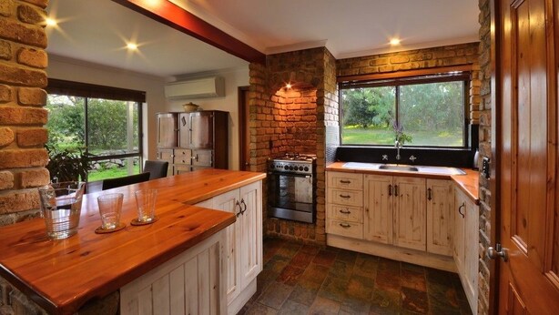 Private kitchen - Wings Barossa Bird & Bush Retreat (Mount Crawford)