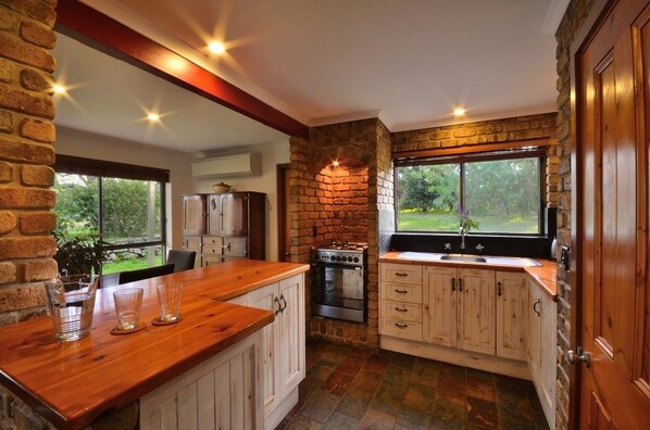 Private kitchen - Wings Barossa Bird & Bush Retreat (Mount Crawford)