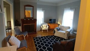 TV, caminetto, libri