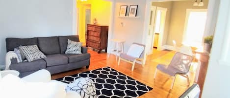 Fernseher, Kamin, Bücher