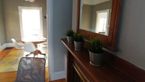 A room with a wooden bench, a dining table with chairs, and a mirror on the wall. - Beside The Tulip Tree - 3Bd Historic Home located in Waterfront District (Shelburne)