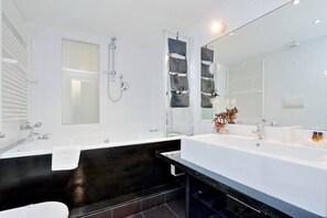 Tina con regadera, tina de hidromasaje, bidet, toallas 