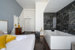 Combined shower/bathtub, jetted bath, bidet, towels - Spell Vatican Suite (Roma)