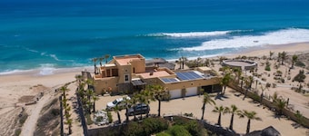 Fantastic Beachfront property with infinity pool, private beach & AC!