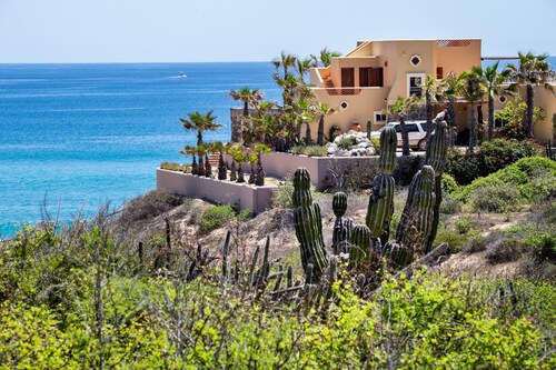 Fantastic Beachfront property with infinity pool, private beach & AC!