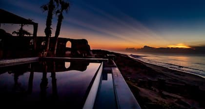 Fantastic Beachfront property with infinity pool, private beach & AC!