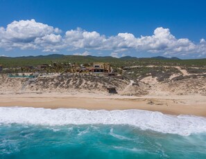 Aan het strand, ligstoelen aan het strand, strandlakens