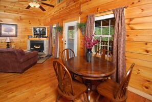 Interior - Makin Waves: Indoor Pool, S/Secluded, Pet-Friendly, Games, Hot Tub, near all major attractions! (Gatlinburg)